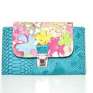 Cartera grande para mujer con flores exóticas en turquesa y Liberty Mauvey, formato chequera, hecha a mano