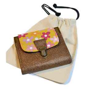 Cartera pequeña estilo cartera "Vintage Flower Power" - Piel sintética marrón y algodón con motivos florales de los años 70 - Cartera compacta hecha a mano