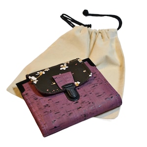 Cartera pequeña tipo cartera Sakura Plum – Corcho vegetal color ciruela y algodón floral – Cartera de mujer artesanal compacta, tarjetero vegano