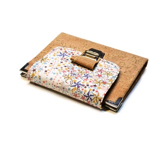 Cartera de mujer en corcho natural y algodón Liberty of London Adelajda stars, artículos de piel vegetal vegana, cartera compacta con nombre