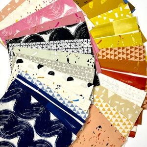 Peut inclure: Un ensemble de 20 carrés de tissu avec différents motifs géométriques et abstraits dans des tons de rose, jaune, bleu, marron et blanc.