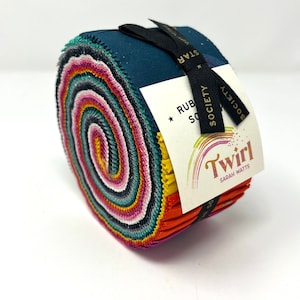 Peut inclure: Un rouleau de tissu avec un motif rayé coloré. Le tissu est enroulé et attaché avec un ruban noir. L'étiquette sur le tissu indique "Twirl" par Sarah Watts, "Ruby Star Society".