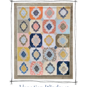 Op de afbeelding: Een quiltpatroon met een kleurrijk patchwork-ontwerp van vierkanten met ingewikkelde patronen in tinten blauw, oranje, geel en roze. Het patroon is getiteld "Venetiaanse ramen" en is gelabeld "#C-732".