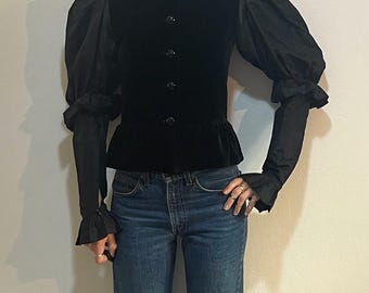 Chaqueta Saint Laurent Rive Gauche de terciopelo de seda negro de los años 70 con mangas abullonadas de tafetán de seda gigante y botones de cristal.
