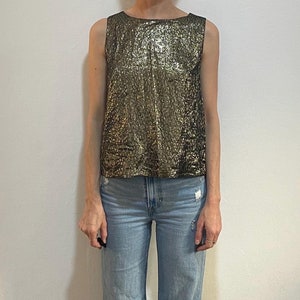 Camiseta sin mangas elegante y brillante de lúrex dorado y negro de los años 80