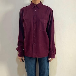 以下が含まれることがあります： 胸ポケットが1つ付いた、長袖のボタンダウンシャツ。色はボルドーです。