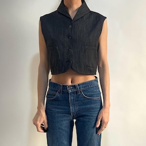 Gilet minimalista maschile in lana a righe gessate anni '90 Romeo Gigli