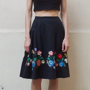 Saia circular de algodão preto floral bordado de palha dos anos 50 / dança swing