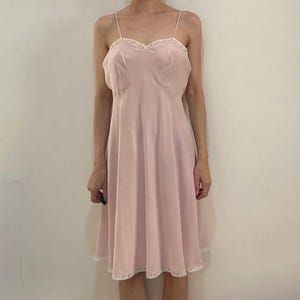 Sottoveste in seta rosa pallido con taglio sbieco, anni '30, interamente cucita a mano con rifiniture in pizzo di cotone