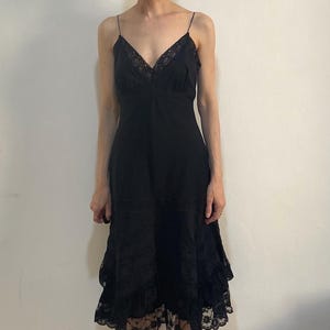 Sukienka Betsey Johnson z czarnej bawełny i koronki w stylu romantycznym boho w stylu prerii z lat 90.