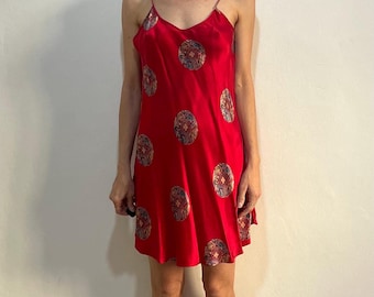 Rode, zijden, minimalistische slipdress uit de jaren 90 met schuine snit, draken en Aziatische medaillons