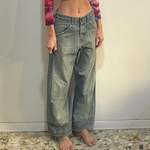 Y2K Levis Engineered Jeans med vridna sömmar, tunnbensbyxor och spänne baktill, storlek 32x29