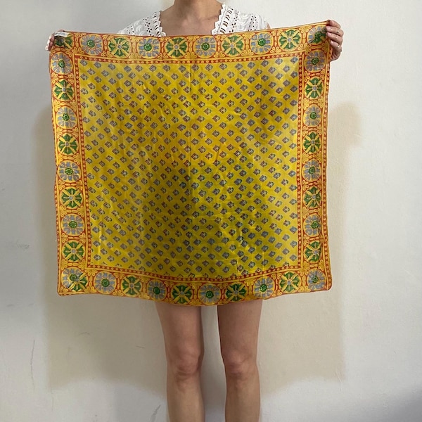 Pañuelo de seda indio de los años 70, amarillo, estampado de bloques rojos, estilo boho hippie.