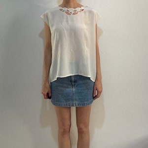80s Silk Shell Sleeveless Top With Embroidered Cut Out Lace Work At Neckline