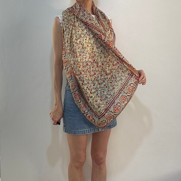 Pañuelo largo estilo bohemio hippie de gasa de seda india de los años 70, estampado batik, color amarillo dorado