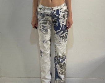 Jeans Y2K Cavalli con rose giganti bianche e nere, stile Euro Trash Club Kid.