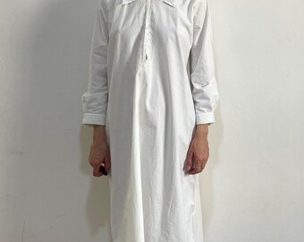 Camisón de algodón blanco de los años 40 con bordado y escote túnica con cuello puntiagudo