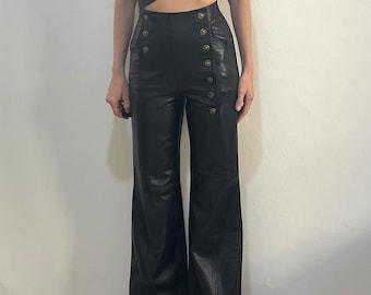 Pantalones de cuero negro Versace de los años 90 con cintura alta y pierna completa con botones de cabeza de Medusa en los pantalones delanteros
