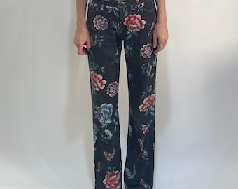 Jeans Y2K Cavalli con stampa arazzo floreale barocca e glitter dorati, stile Euro Trash, elasticizzati a gamba dritta