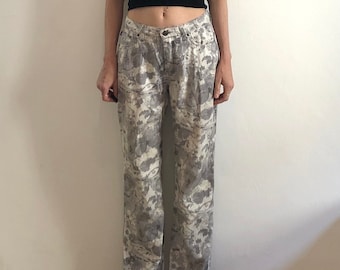 Jeans a gamba dritta anni '90 Cavalli grigio argento scintillante con stampa floreale arazzo.