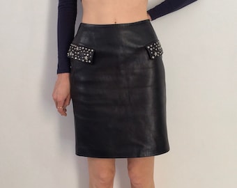 90er Jahre Versace Schwarz Leder Mini Rock Mit Medusa Kopf Nieten Rock N 'Roll Chic