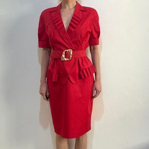 80er Jahre Thierry Mugler Rote Baumwoll Jacke Und Rock Anzug Set Neu mit Original Hang Tags und Gürtel