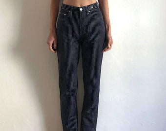 Vaqueros Versace Couture de los 90, a rayas, estilo supermodelo, en blanco y negro.