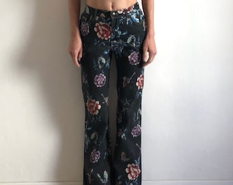 Jeans skinny elasticizzati stile Euro Trash con stampa floreale barocca Y2K Cavalli e glitter dorati.
