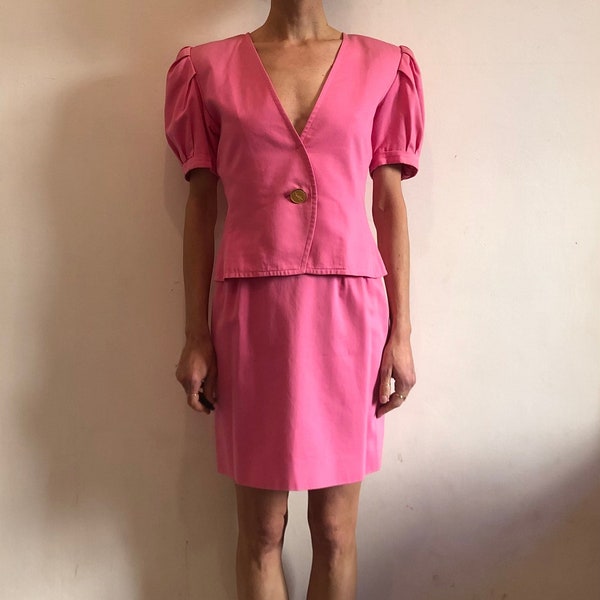 80s Yves Saint Laurent Barbie rose veste et tailleur jupe ensemble avec boutons logo YSL