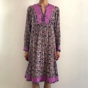Gaze de coton indien des années 70 Floral Hippy Boho Robe d’été avec corsage en satin rembourré