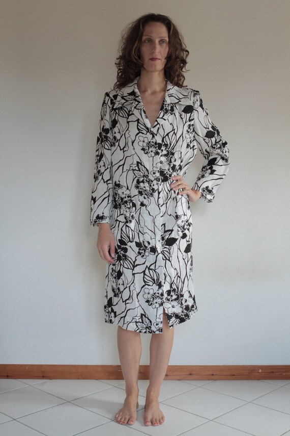 80's Linen black and white abstract floral button