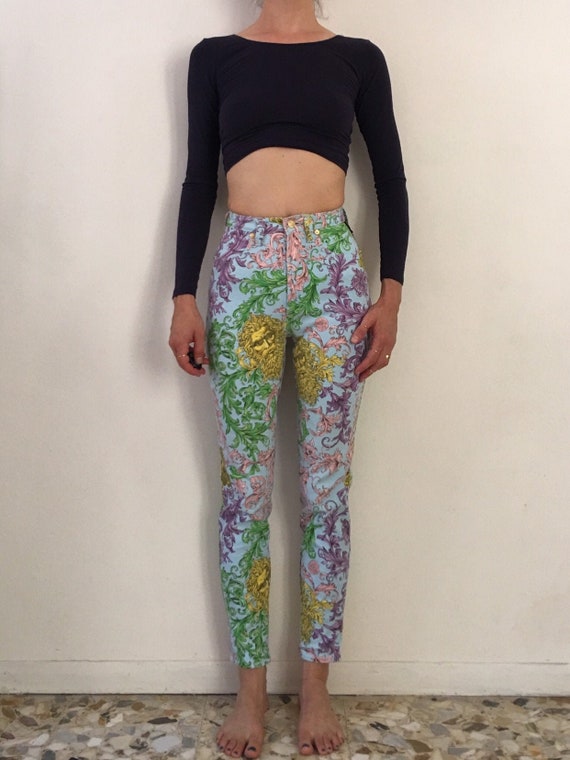 Jaren ' 90 Versace Jeans Couture barok pastel super model | Etsy De 20+ beste afbeeldingen van Jaren 90 | jaren 90, jaren 90