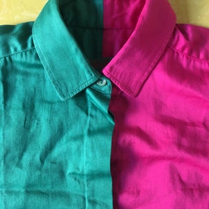 Puede incluir: Una camisa de botones verde y rosa con cuello. La camisa est&aacute; hecha de una tela suave y sedosa.