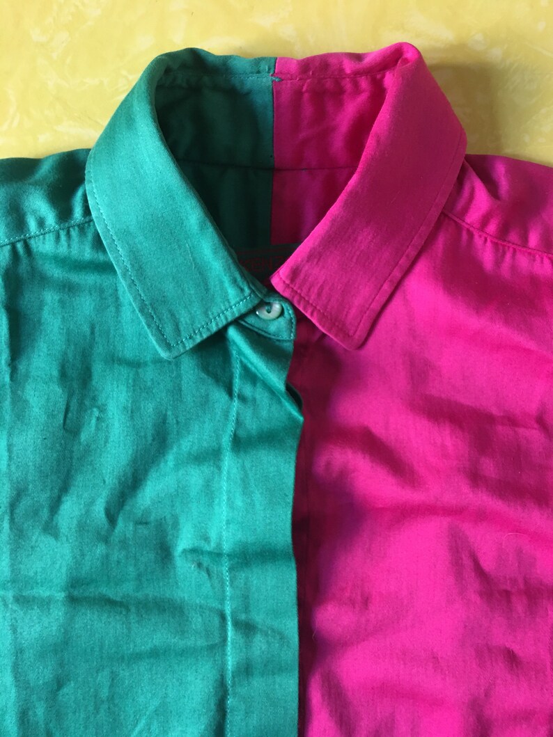 Puede incluir: Una camisa de botones verde y rosa con cuello. La camisa est&aacute; hecha de una tela suave y sedosa.