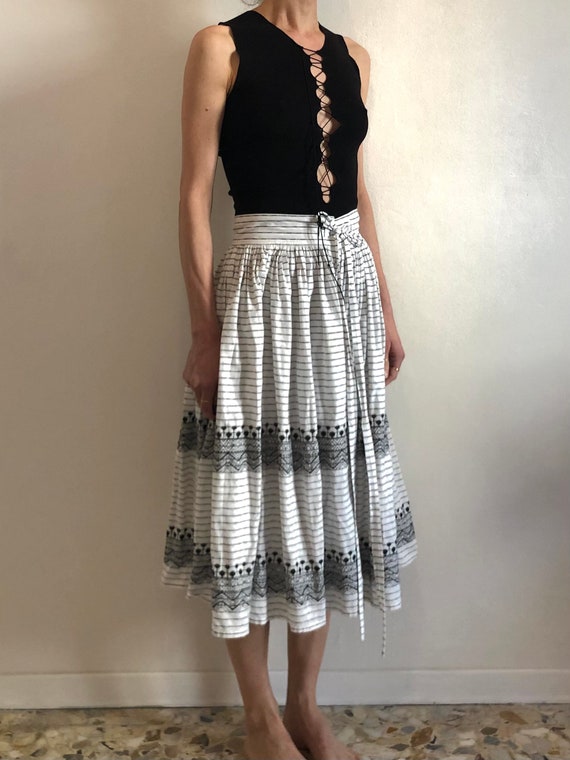 80年代ケンゾーペザントスカートストライプコットンと刺繍の夏用 80年代ケンゾーペザントスカートストライプコットンと刺繍の夏用