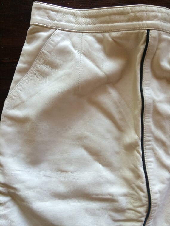 80s white leather pencil skirt with black piping - image 5