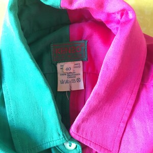 Puede incluir: Una camisa de cuello verde y rosa con una etiqueta de KENZO PARIS. La etiqueta tiene la talla 40 y el texto "100% Coton Baumwolle Cotone".