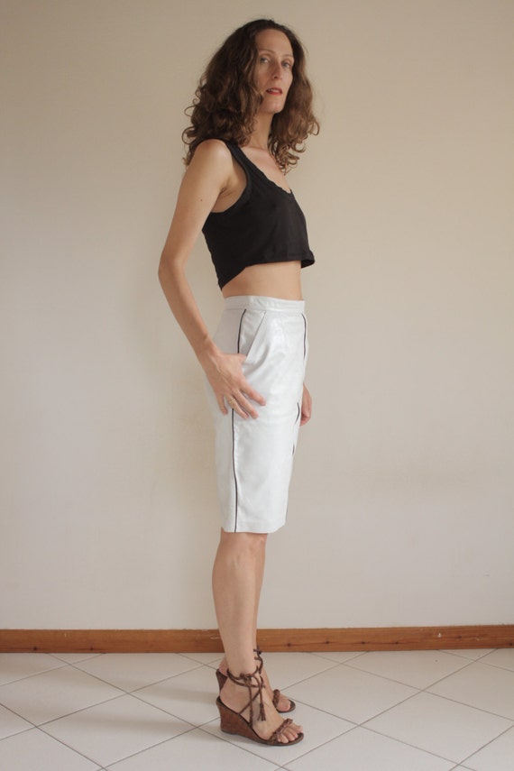 80s white leather pencil skirt with black piping - image 2