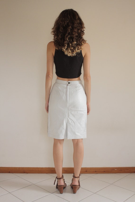80s white leather pencil skirt with black piping - image 3