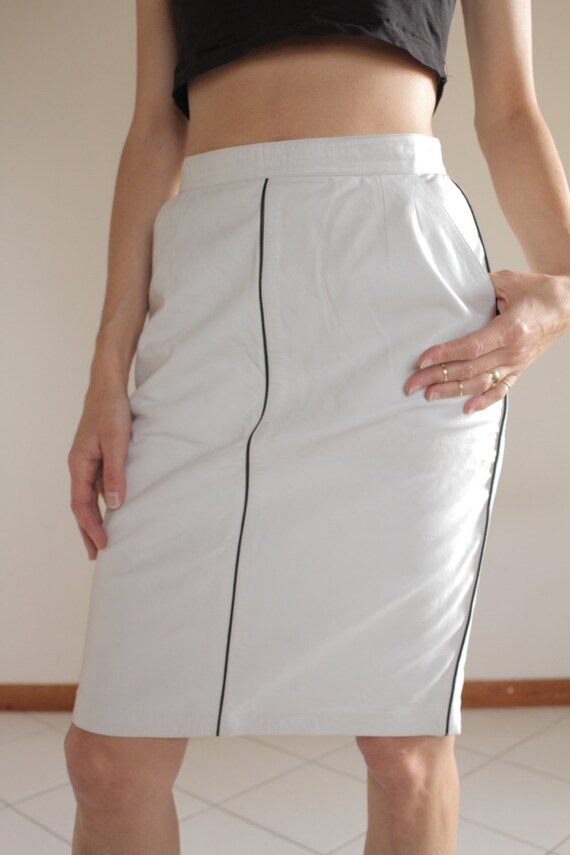 80s white leather pencil skirt with black piping - image 4