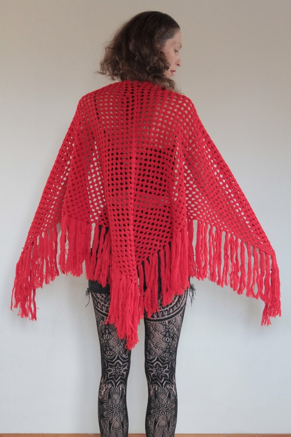 70s RED hand knit crochet fringe triangular boho … - image 1