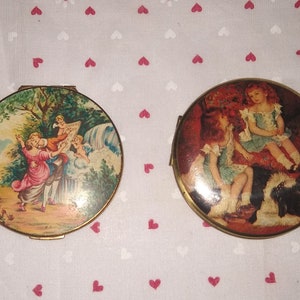 Romantic  Scene STRATTON Vintage Compact + Big Double Mirror ~Scenic 1950s MCM Victorian Powder Case ~FIGURAL Cherubs & Kissing Couple