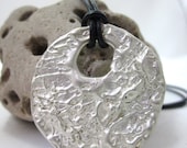 Colgante circular de plata. Colgante de plata. Colgante orgánico de plata. Colgante redondo de plata. Colgante Bohemio. Colgante Rustico