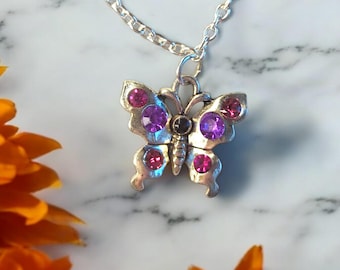 Collar de mariposa con gemas de color púrpura y rosa - Cadena de 50 cm