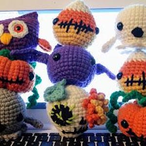 Semplici mini amigurumi di Halloween all'uncinetto: pipistrello, zucca, fantasma, gufo, caramelle di mais, teschio