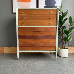 Verkocht! Olijf- en walnoot hoog dressoir