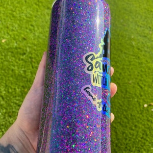 Puede incluir: Un vaso de glitter negro y morado con una pegatina que dice "Save the Witch" y "Home of the"