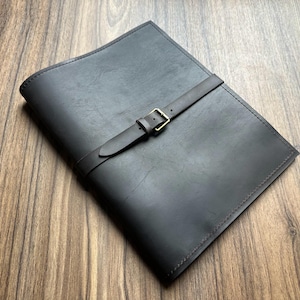 Graverat läderfodral till Microsoft Surface Pro 12: Laptop Book Go-fodral, presenter till pensionärer