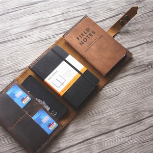 Gepersonaliseerde paspoortomslag, leren paspoorthouder, compatibele zak Moleskine / veldnotitieboekje, portfolio reiscadeaus organizer