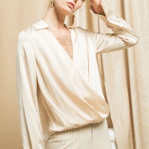 La chic Parisienne ivory champagne elegant V collar long sleeveshirt